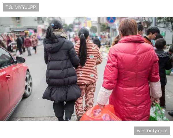 唐佳豪穿睡衣出门买菜，手腕那块表像别人家的房子
